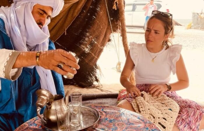Photo de nuestro guia con clientes en ruta de 4 dias desde Marrakech al desierto