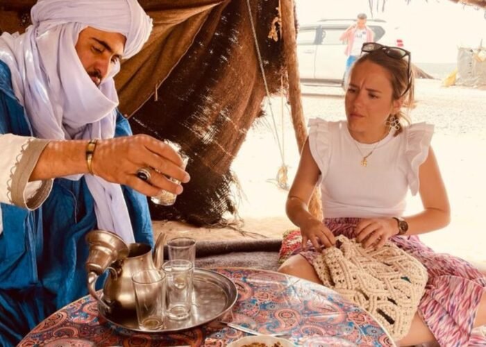 Photo de nuestro guia con clientes en ruta de 4 dias desde Marrakech al desierto