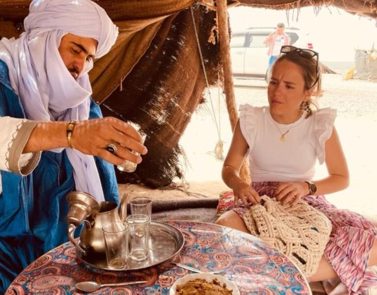 Photo de nuestro guia con clientes en ruta de 4 dias desde Marrakech al desierto