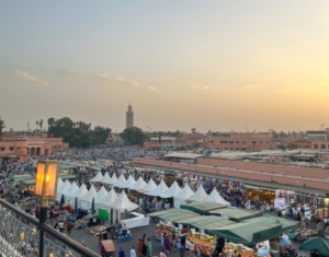 Plaza de Jmaa el Fan durante la ruta de 8 dias por Marruecos desde Casablanca